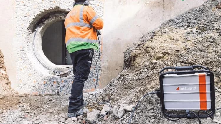 construction worker using power tools with instagrid ONE Max